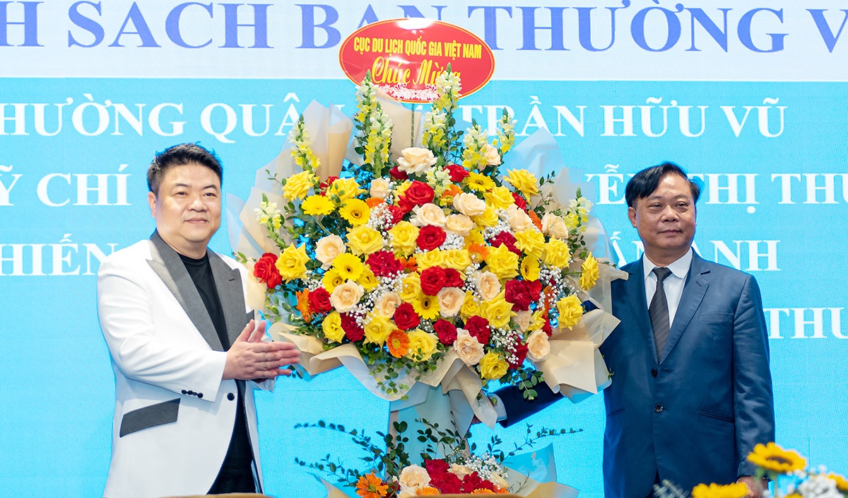 Phó Cục trưởng Cục Du lịch Quốc gia Việt Nam Phạm Văn Thủy tặng hoa chúc mừng thành công của Đại hội.